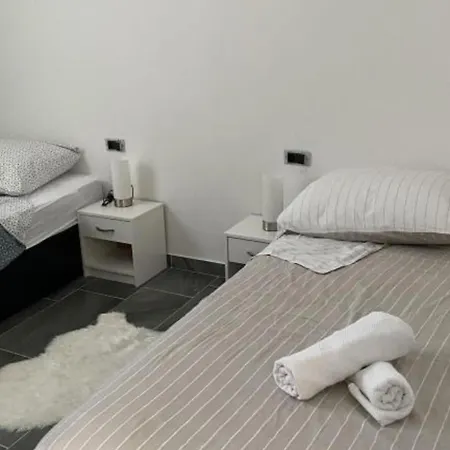 Stone House - Two Bedroom アパート ムルテル